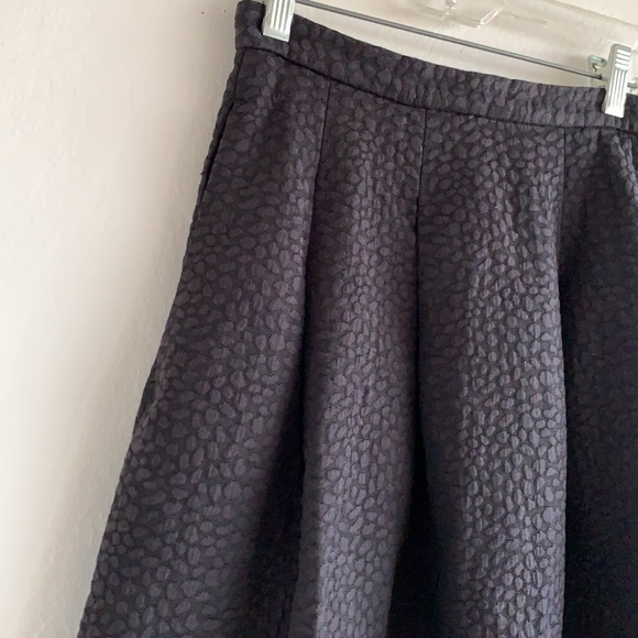 H&M black textured A line pleated skirt - size 6 - Picture 2 of 7